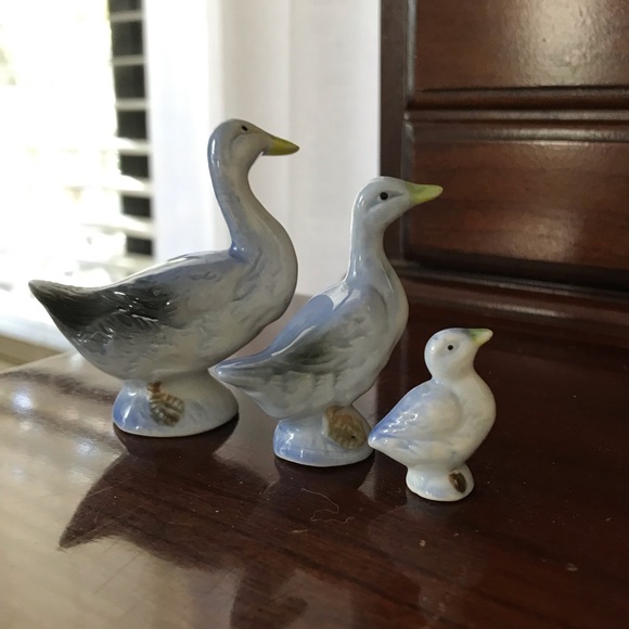 Three tiny cute vintage porcelain ceramic pottery geese blue white yellow tones - Picture 5 of 7